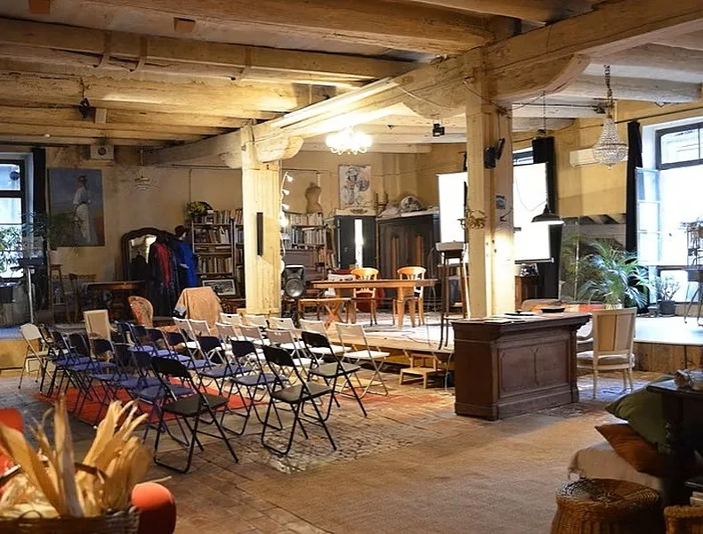 Atelier du 17ème siècle au coeur de Saint Victor, 250 sqm, conference, pop-up rental in Marseille, interior view