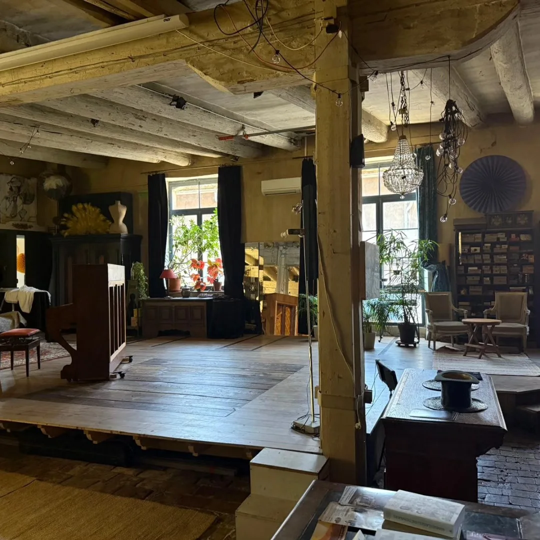 Atelier du 17ème siècle au coeur de Saint Victor, 250 sqm, conference, pop-up rental in Marseille, second interior view