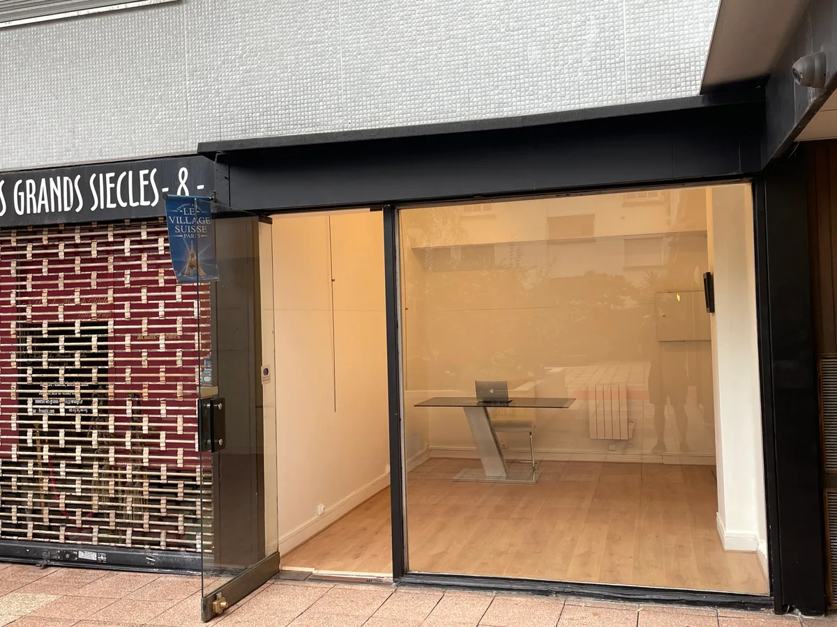 Attractive Gallery Space with Elevator Access, 12 sqm, art exhibition, pop-up rental in Paris, interior view