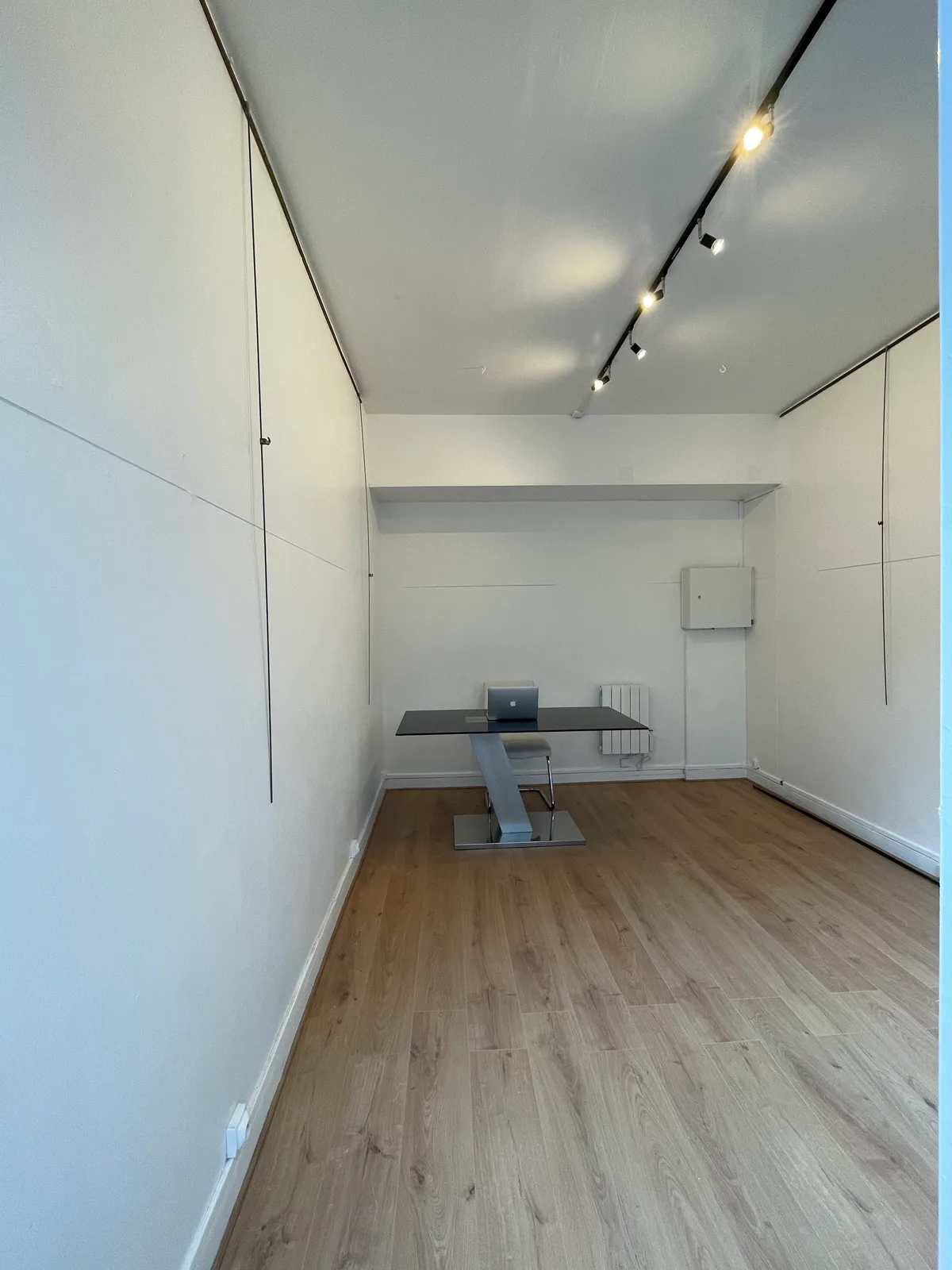 Attractive Gallery Space with Elevator Access, 12 sqm, art exhibition, pop-up rental in Paris, second interior view