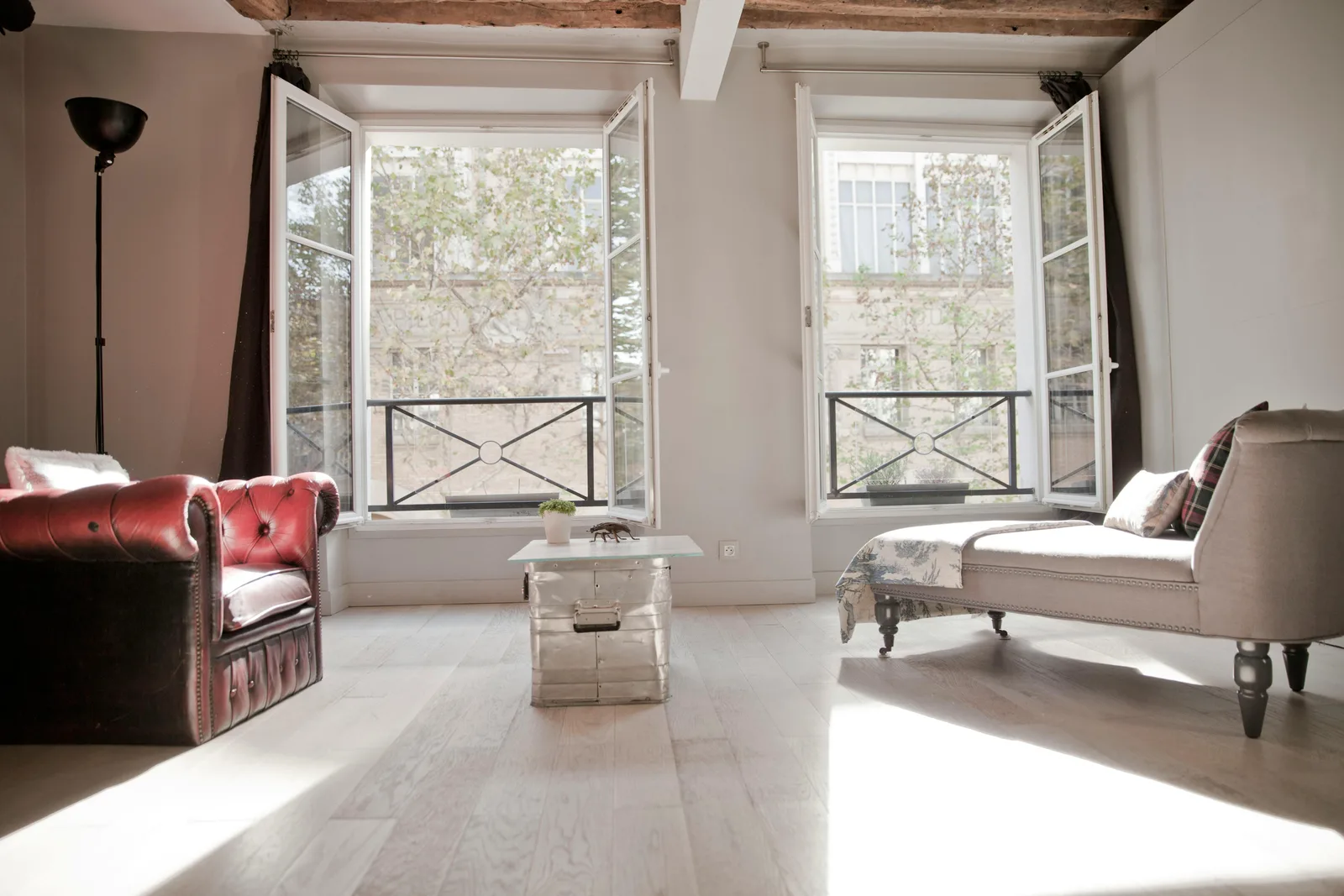 Atypical Studio Showroom and Shooting Space in Haut Marais — 2