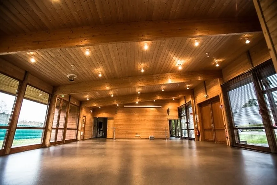 Bâtiment contemporain en bois pour événements divers, 192 sqm, product launch, pop-up rental in Mortefontaine