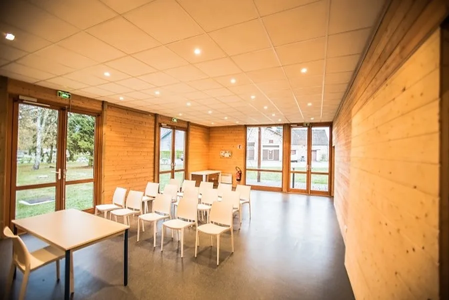 Bâtiment contemporain en bois pour événements divers, 192 sqm, product launch, pop-up rental in Mortefontaine, interior view