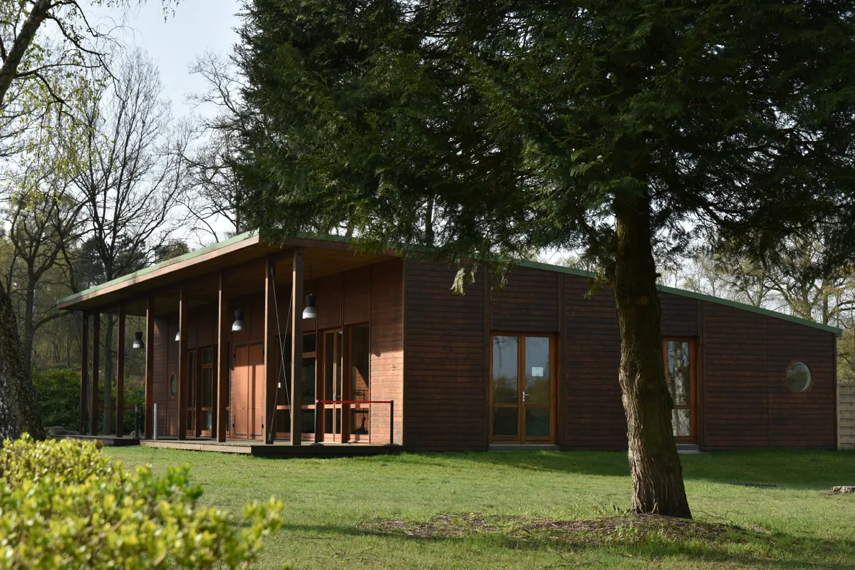 Bâtiment contemporain en bois pour événements divers, 192 sqm, product launch, pop-up rental in Mortefontaine, second interi…