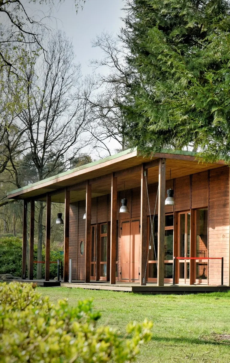 Bâtiment contemporain en bois pour événements divers, 192 sqm, product launch, pop-up rental in Mortefontaine, third interio…
