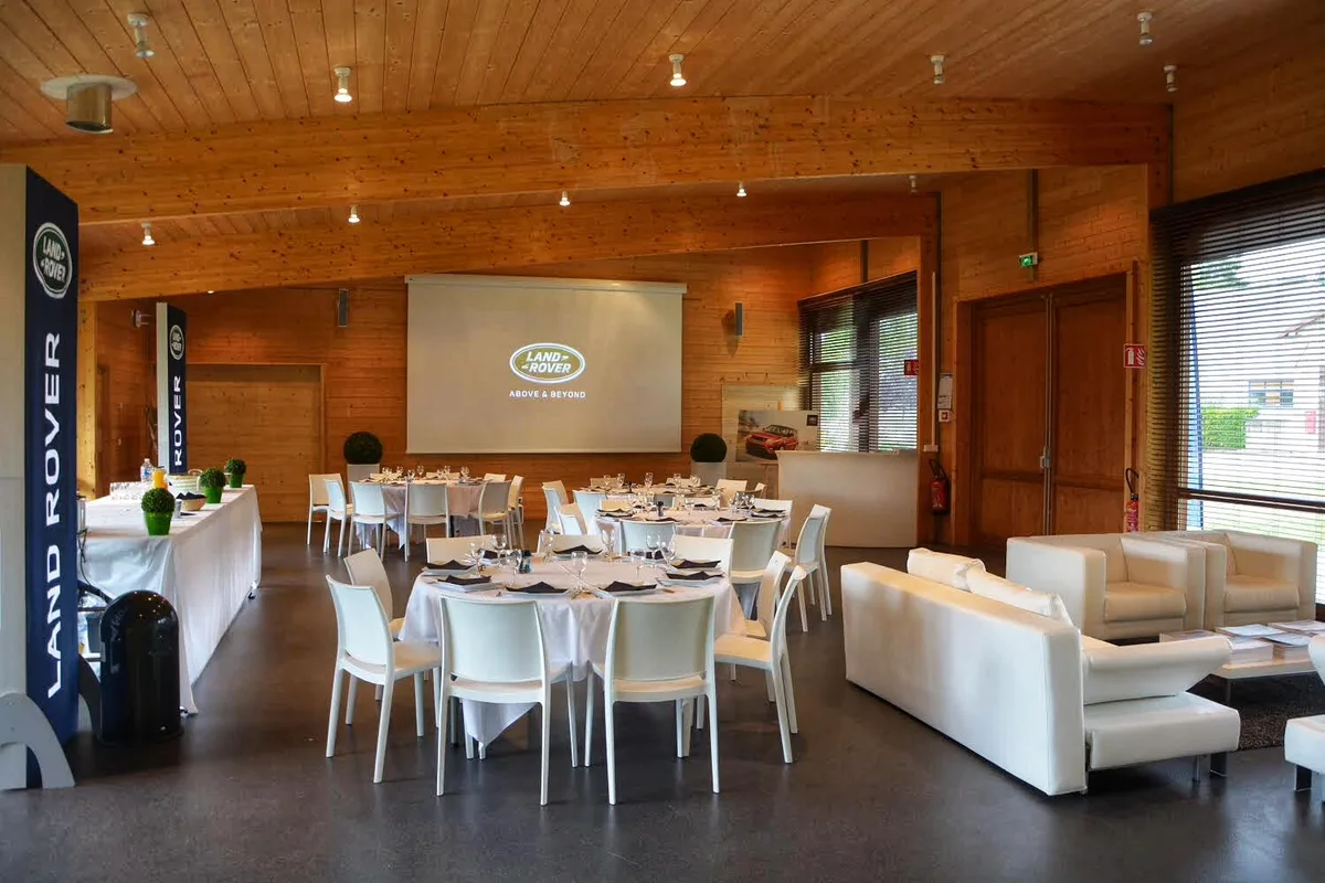 Bâtiment contemporain en bois pour événements divers, 192 sqm, product launch, pop-up rental in Mortefontaine, additional in…