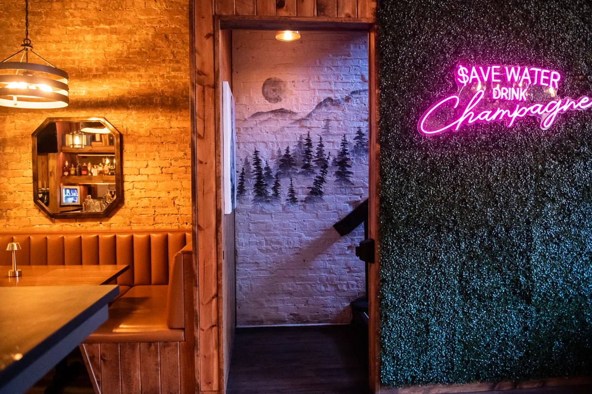 Bi-Level Tavern with Full Kitchen in River North, 277 sqm, private event, pop-up rental in Chicago