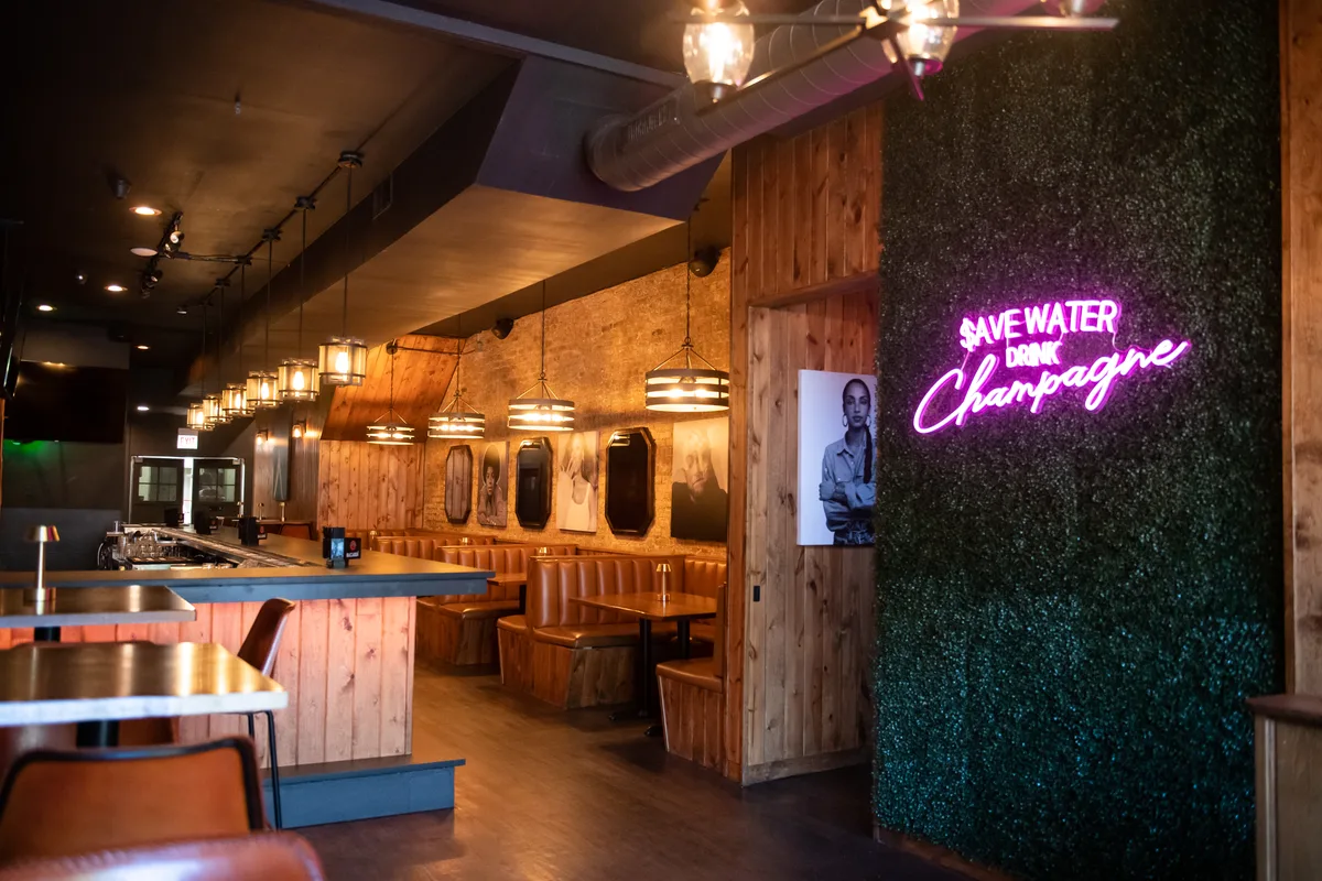 Bi-Level Tavern with Full Kitchen in River North, 277 sqm, private event, pop-up rental in Chicago, additional interior view