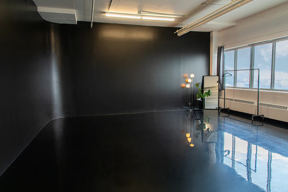 Black Cyclo Studio for Photo and Video Production, 121 sqm, photo shoot, pop-up rental in Montréal