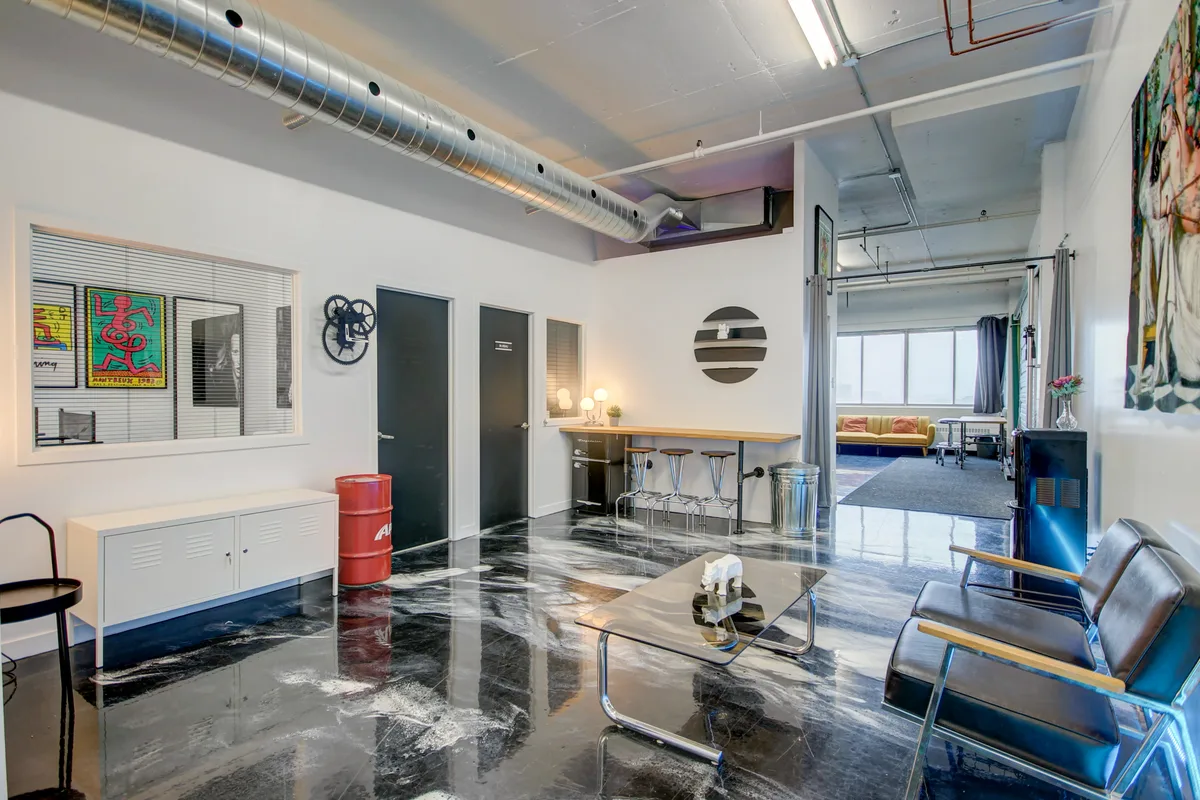 Black Cyclo Studio for Photo and Video Production, 121 sqm, photo shoot, pop-up rental in Montréal, interior view