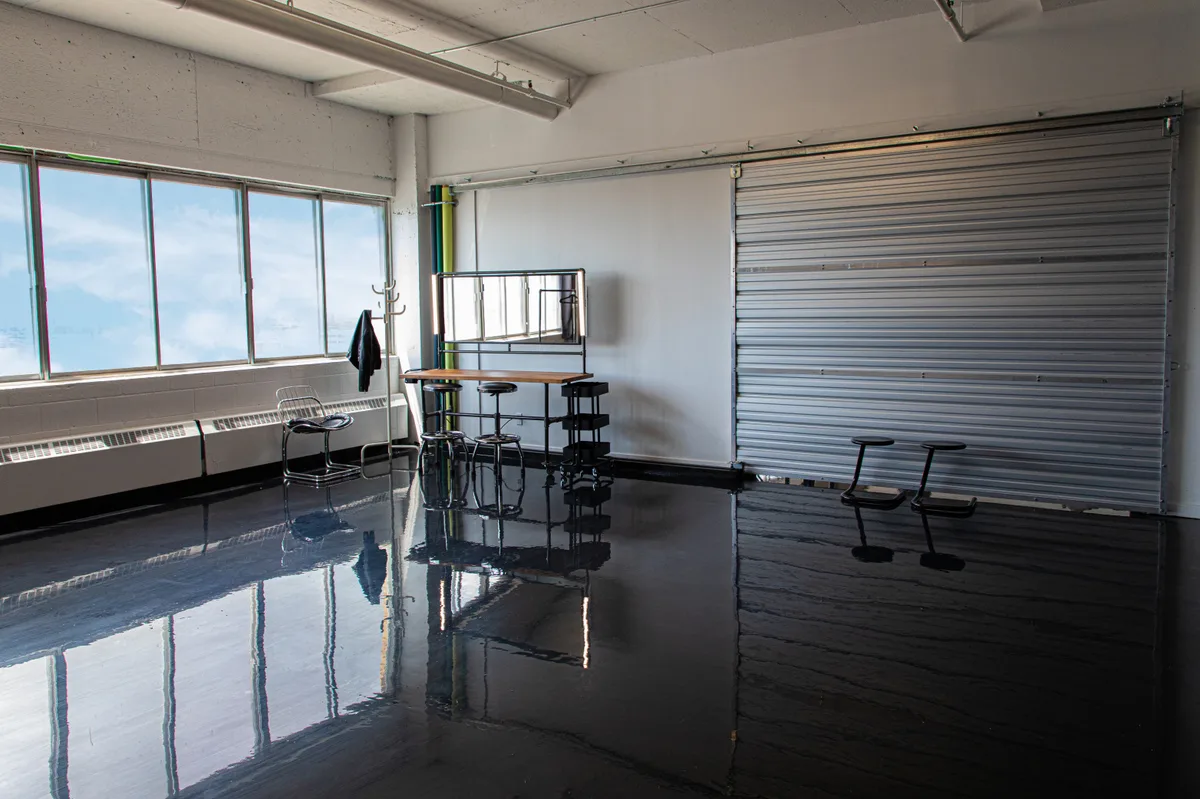 Black Cyclo Studio for Photo and Video Production, 121 sqm, photo shoot, pop-up rental in Montréal, second interior view