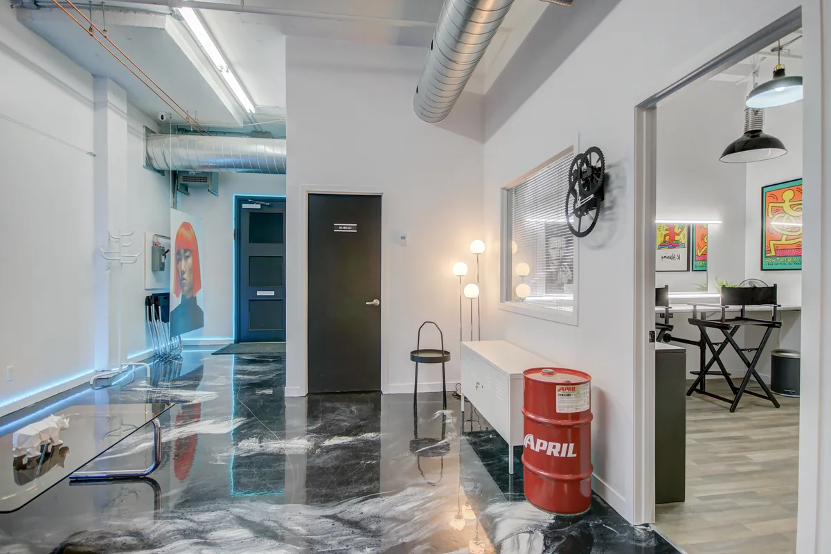 Black Cyclo Studio for Photo and Video Production, 121 sqm, photo shoot, pop-up rental in Montréal, third interior view