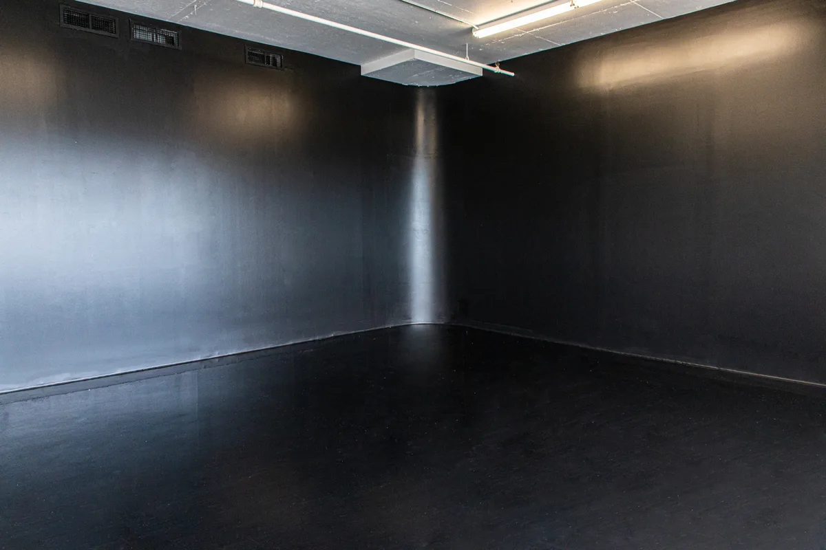 Black Cyclo Studio for Photo and Video Production, 121 sqm, photo shoot, pop-up rental in Montréal, additional interior view