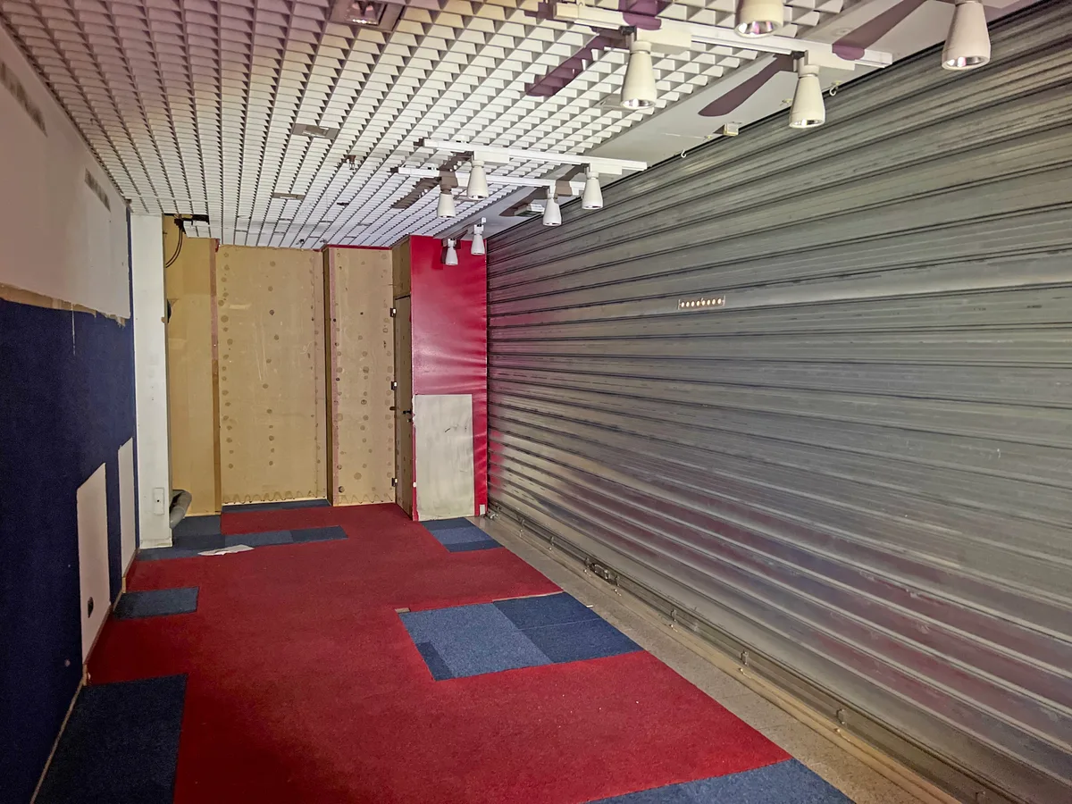 Boutique à louer dans le centre commercial Bercy 2, 32 sqm, pop up store in Charenton-le-Pont, interior view