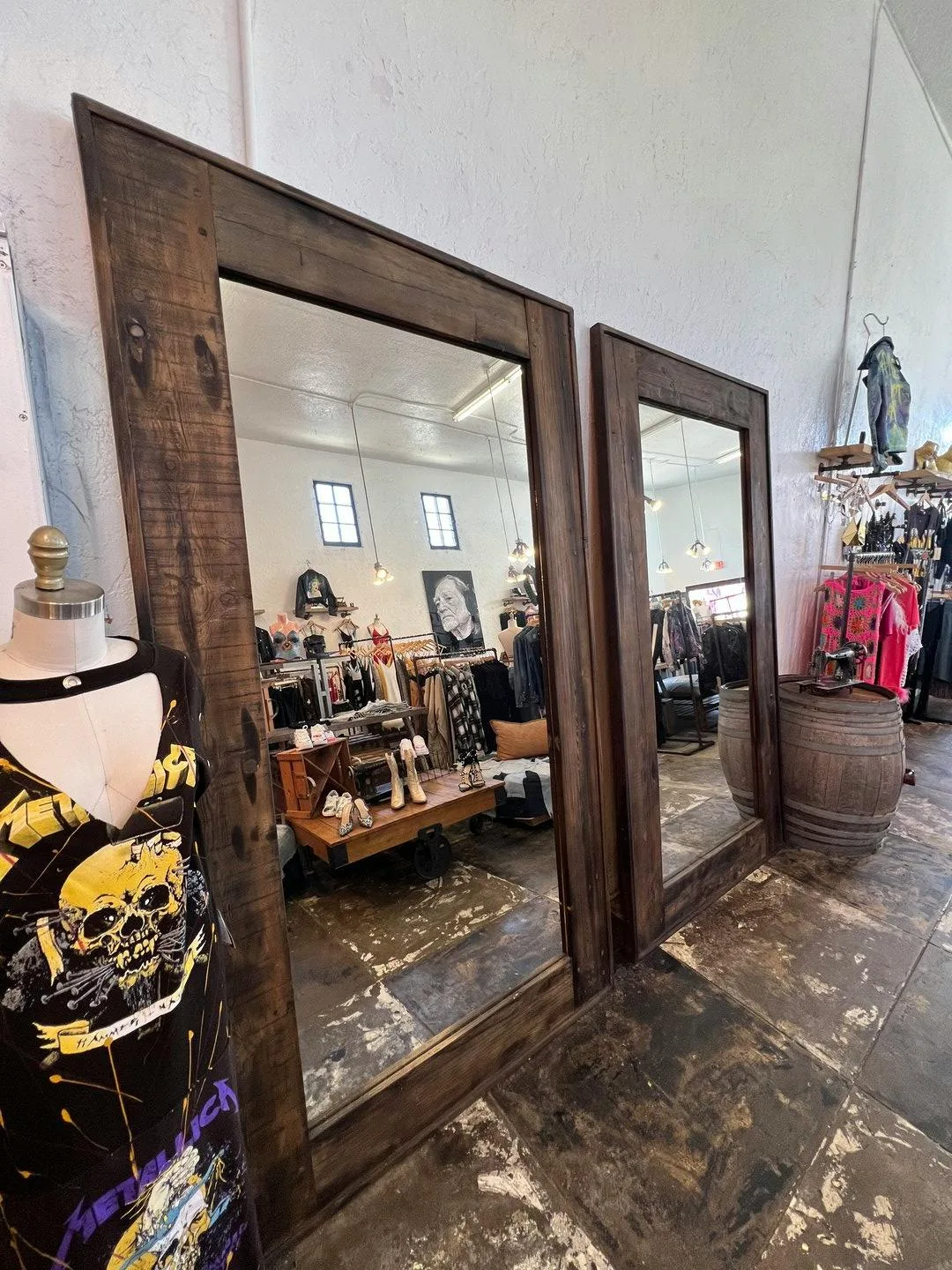 Boutique and Creative Retail Showroom on Melrose Avenue — 3