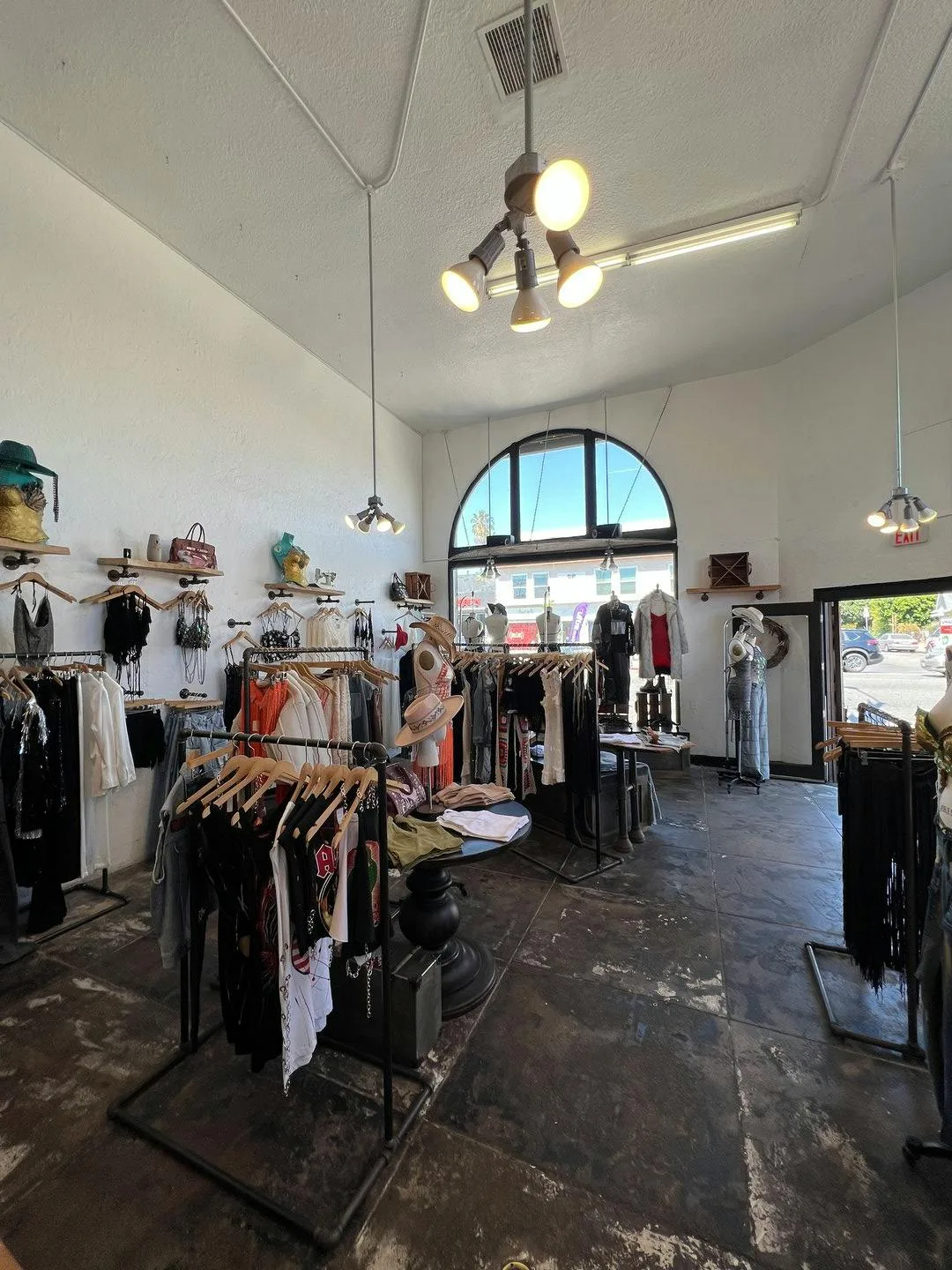 Boutique and Creative Retail Showroom on Melrose Avenue — 4
