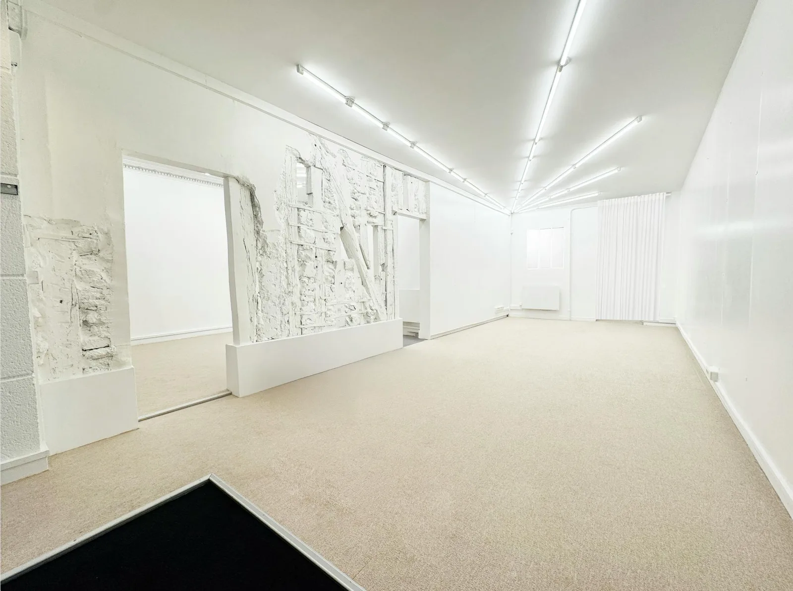 Boutique and Gallery Space in the 10th Arrondissement — 3