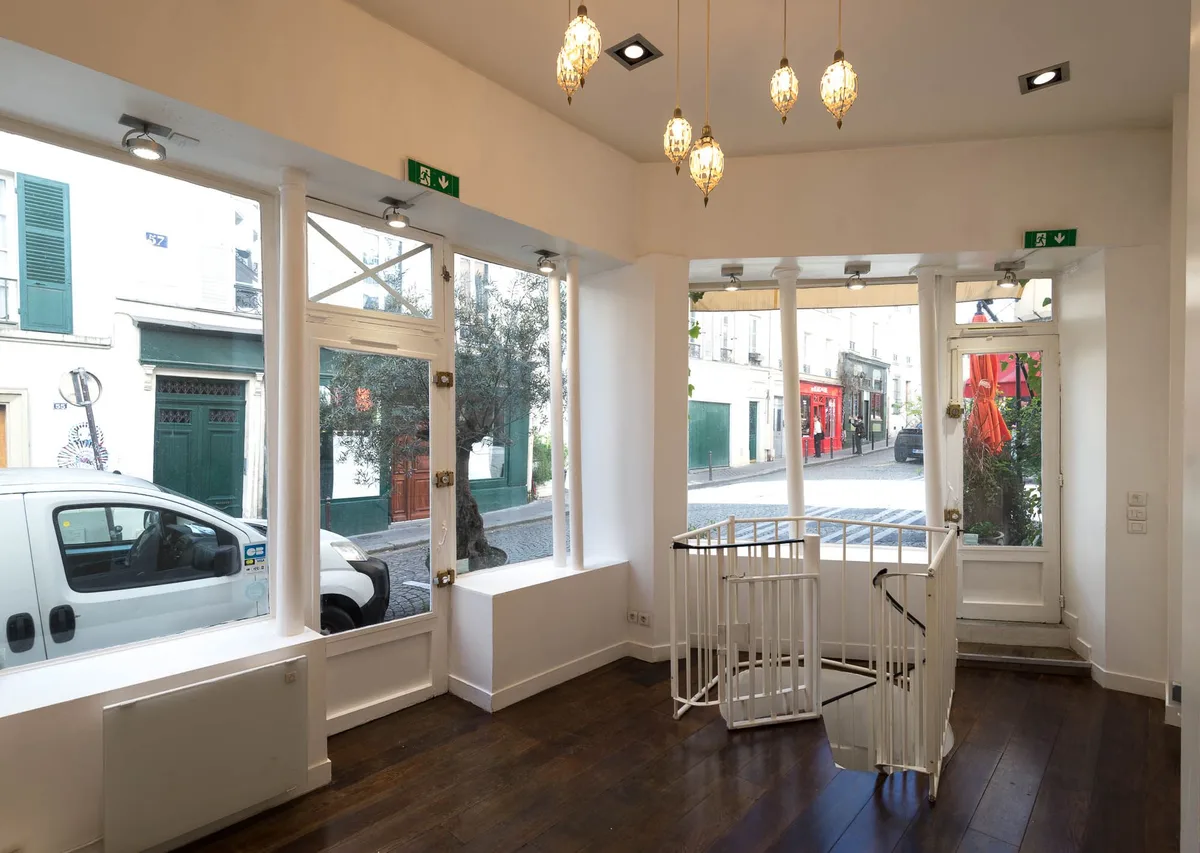 Boutique d'Angle à Montmartre avec Double Vitrine