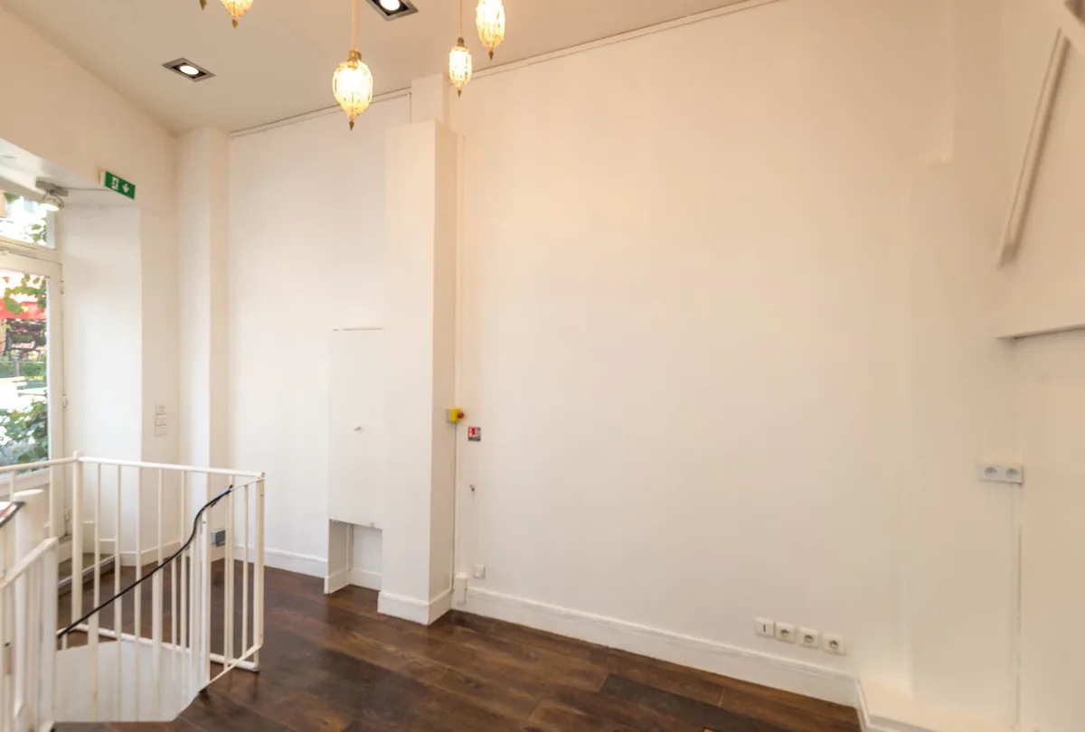 Boutique d'Angle à Montmartre avec Double Vitrine, 30 sqm, pop up store in Paris, interior view