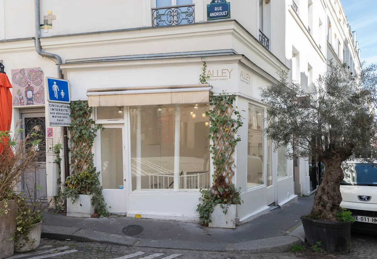Boutique d'Angle à Montmartre avec Double Vitrine, 30 sqm, pop up store in Paris, third interior view