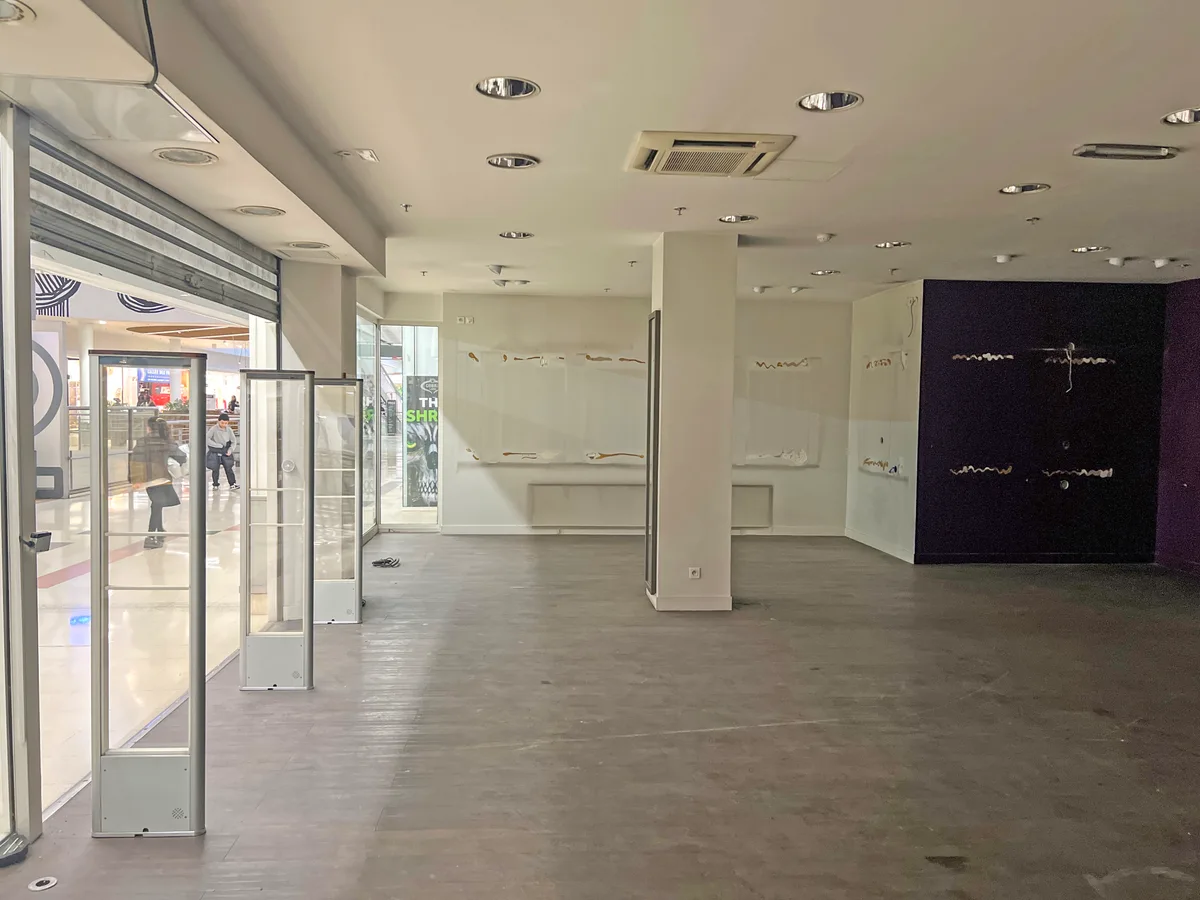 Boutique de 100 m² au Centre Commercial Bercy 2, pop up store in Charenton-le-Pont