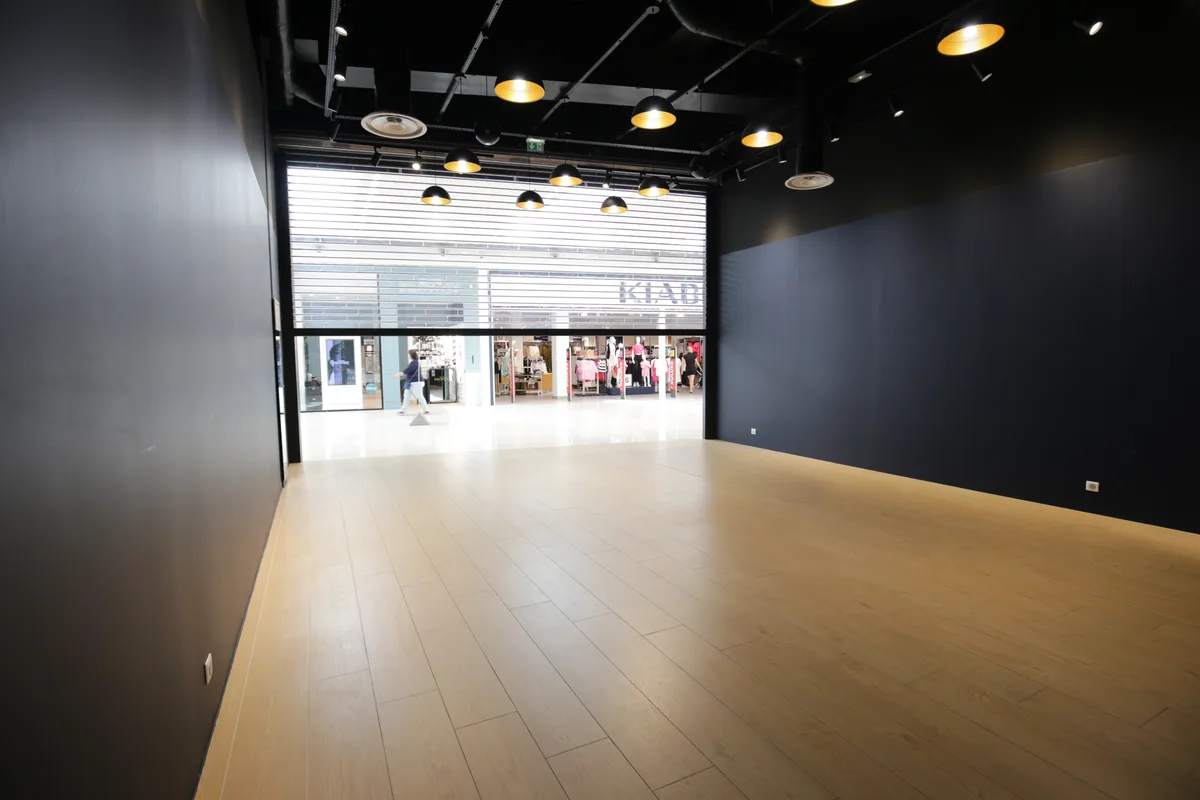 Boutique de 81 m² au Centre Commercial Les 3 Fontaines, pop up store in Cergy
