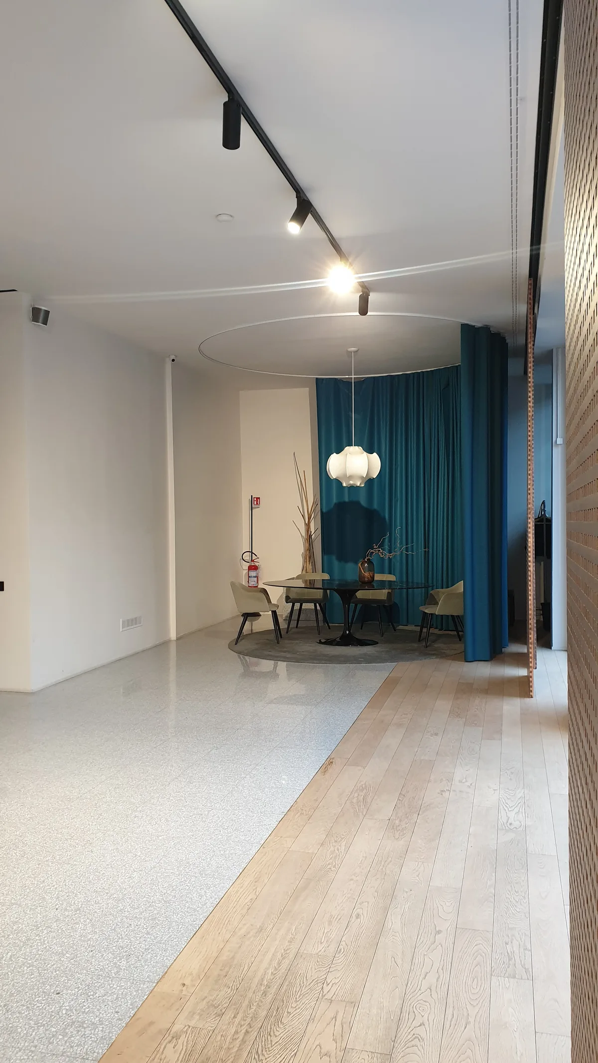 Boutique Inspired by 1950s Milanese Elegance, 200 sqm, pop up store in Milano, additional interior view