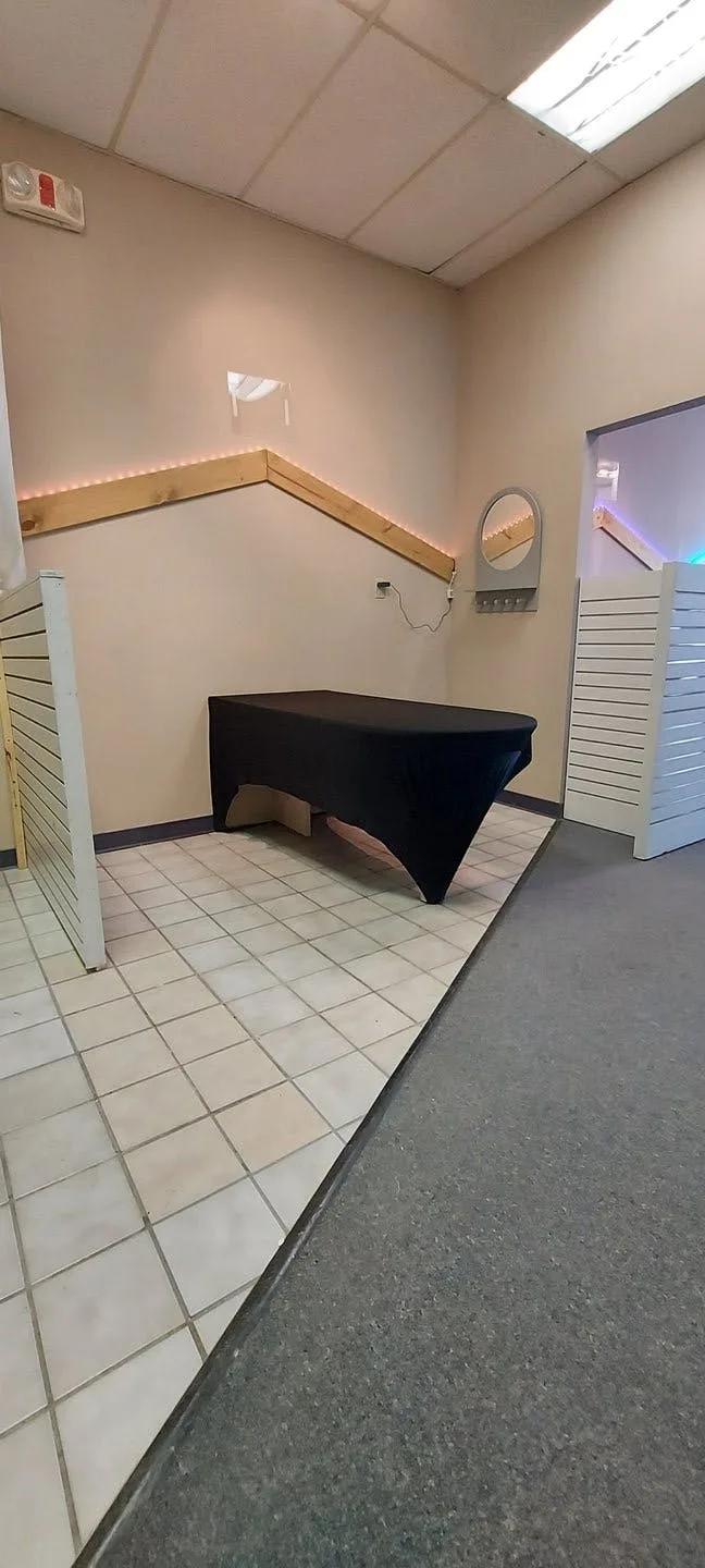 Boutique Marketplace Booth Rentals in Coon Rapids — 5