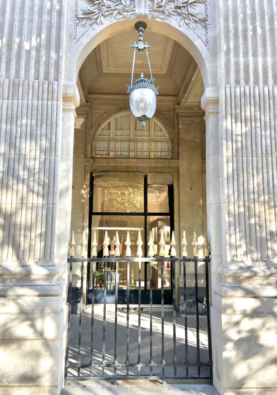 Boutique pop-up store - Jardin du Palais Royal Paris centre Louvre — 5