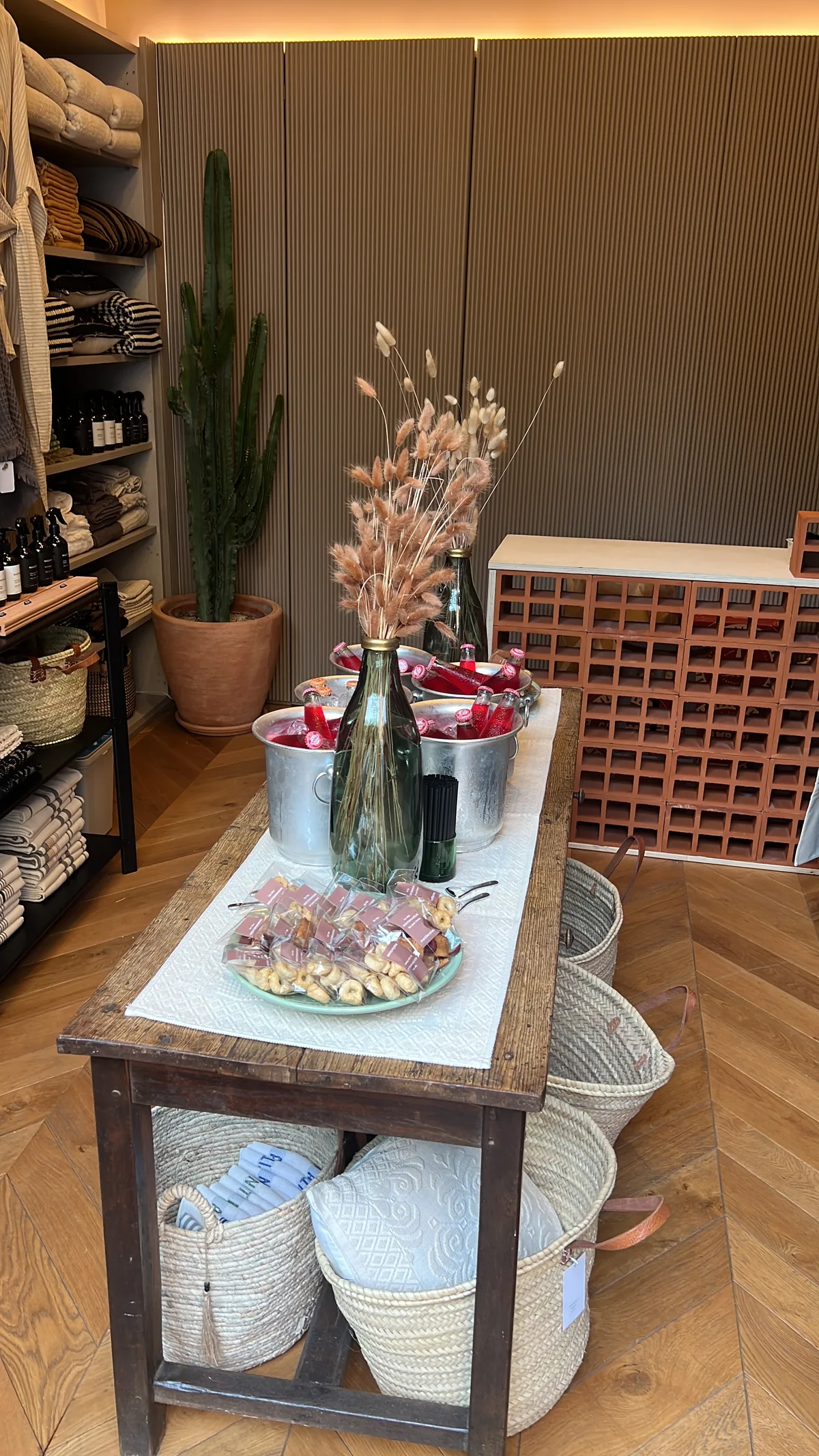 Boutique Space on Piazza Risorgimento in Milan, 24 sqm, retail activation, pop-up rental in Milano, interior view