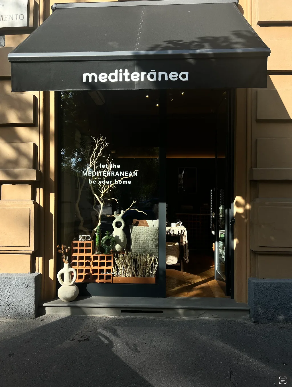 Boutique Space on Piazza Risorgimento in Milan, 24 sqm, retail activation, pop-up rental in Milano, second interior view