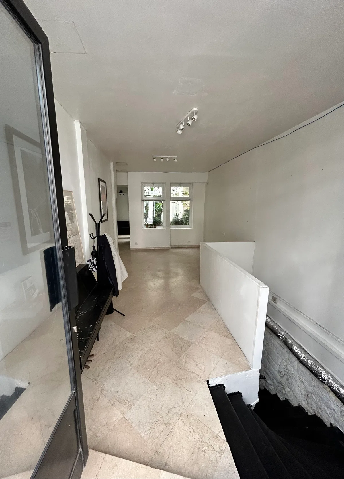 Boutique Space with Courtyard on Rue Quincampoix, 44 sqm, showroom presentation, pop-up rental in Paris