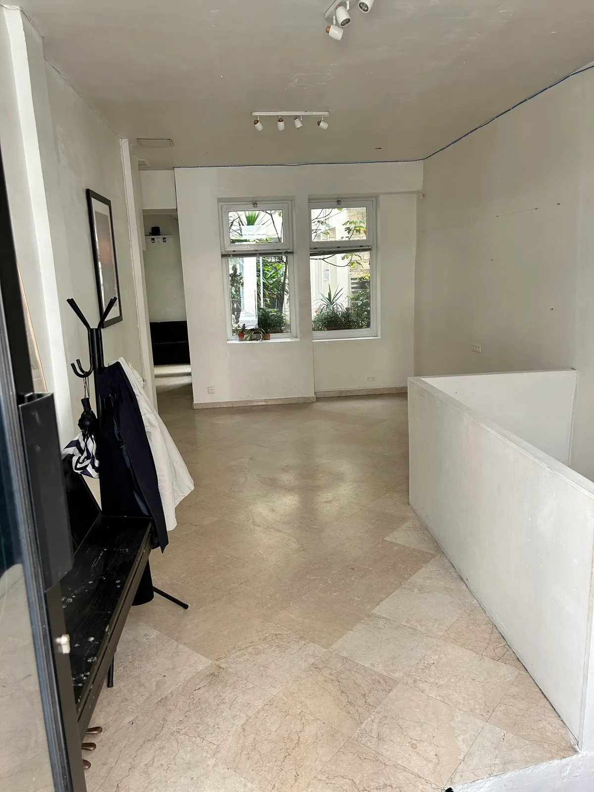 Boutique Space with Courtyard on Rue Quincampoix, 44 sqm, showroom presentation, pop-up rental in Paris, interior view