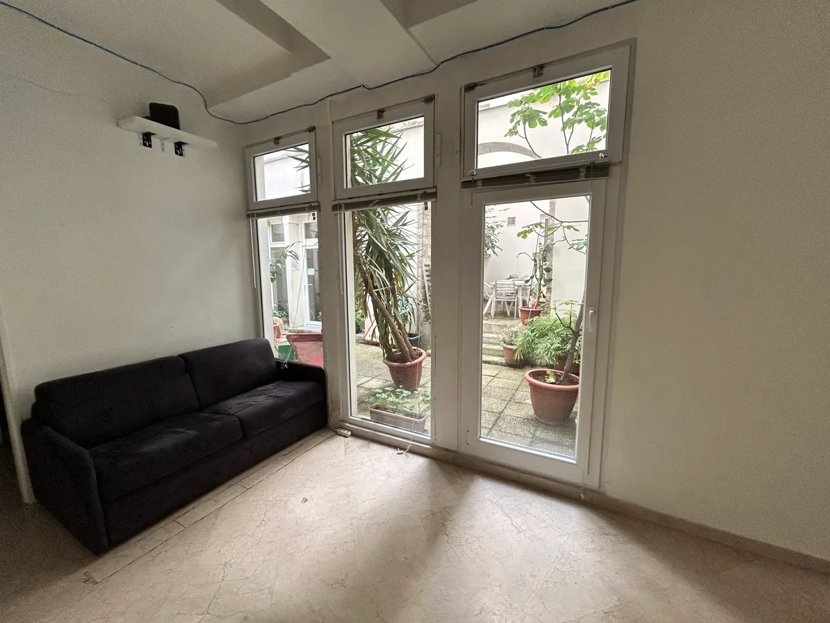 Boutique Space with Courtyard on Rue Quincampoix, 44 sqm, showroom presentation, pop-up rental in Paris, second interior view