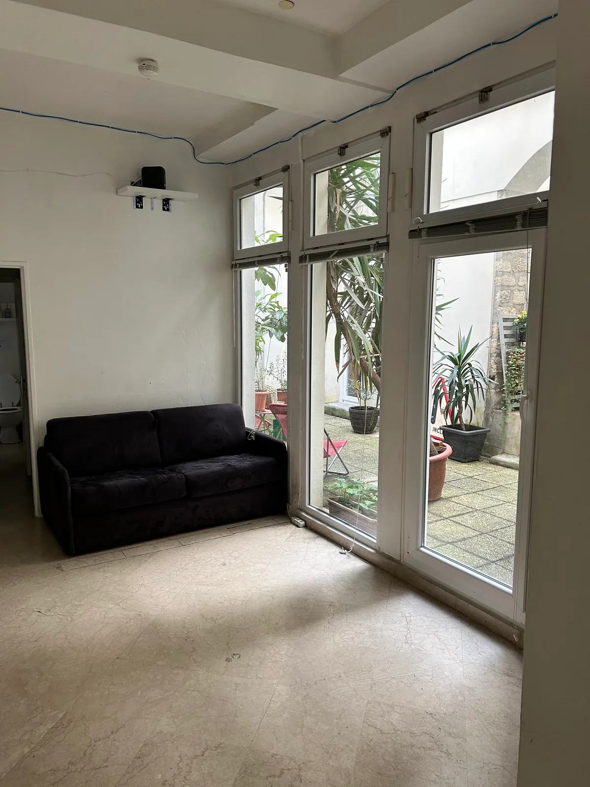 Boutique Space with Courtyard on Rue Quincampoix, 44 sqm, showroom presentation, pop-up rental in Paris, third interior view