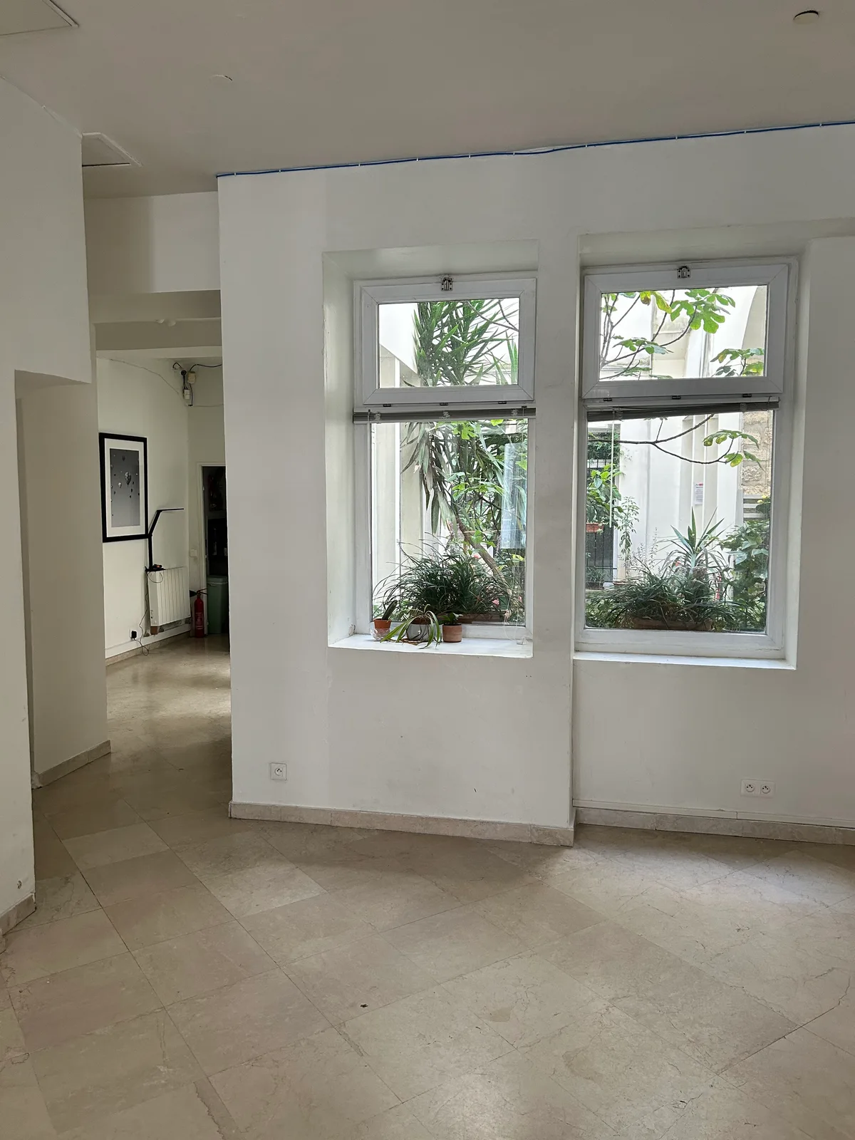 Boutique Space with Courtyard on Rue Quincampoix, 44 sqm, showroom presentation, pop-up rental in Paris, additional interior…