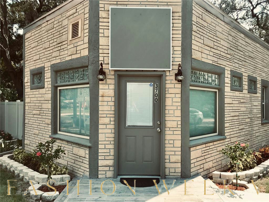 Boutique Storefront with Living Quarters in N. St. Pete, 93 sqm, pop up store in St. Petersburg