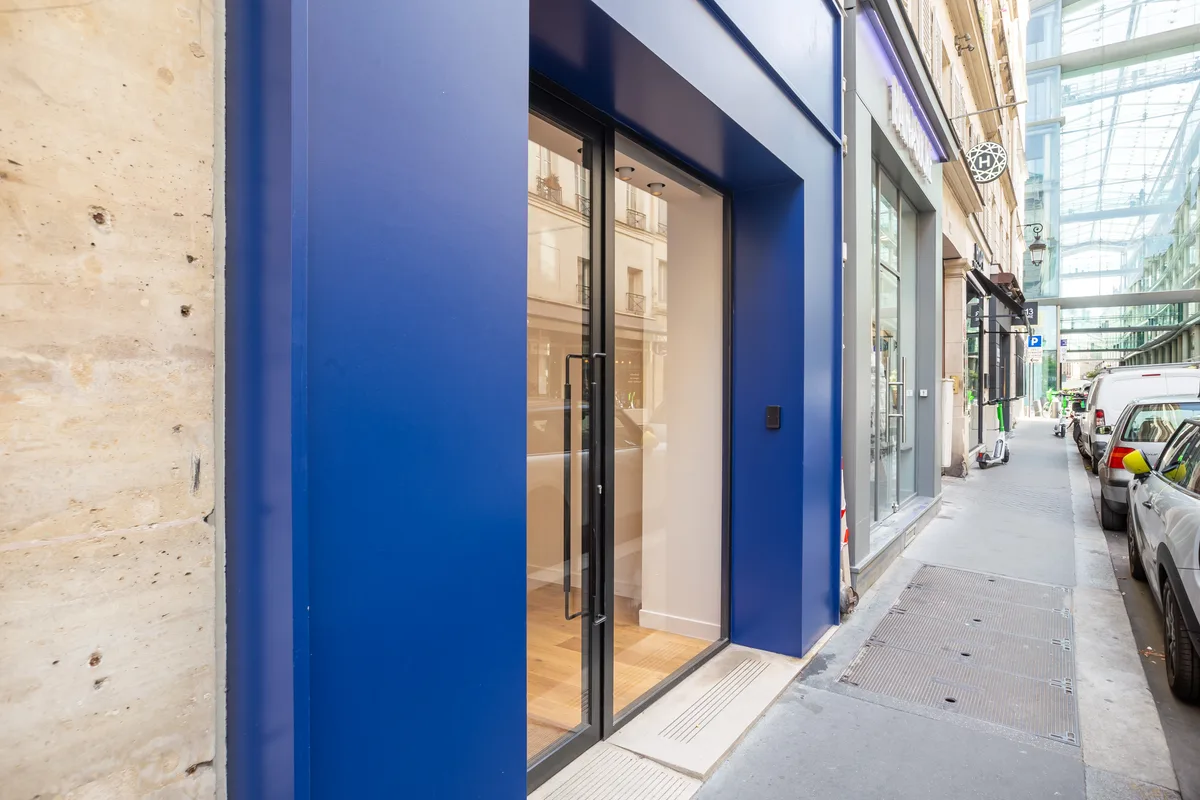 Boutique with Natural Light on Rue Saint-Honoré, 50 sqm, pop up store in Paris