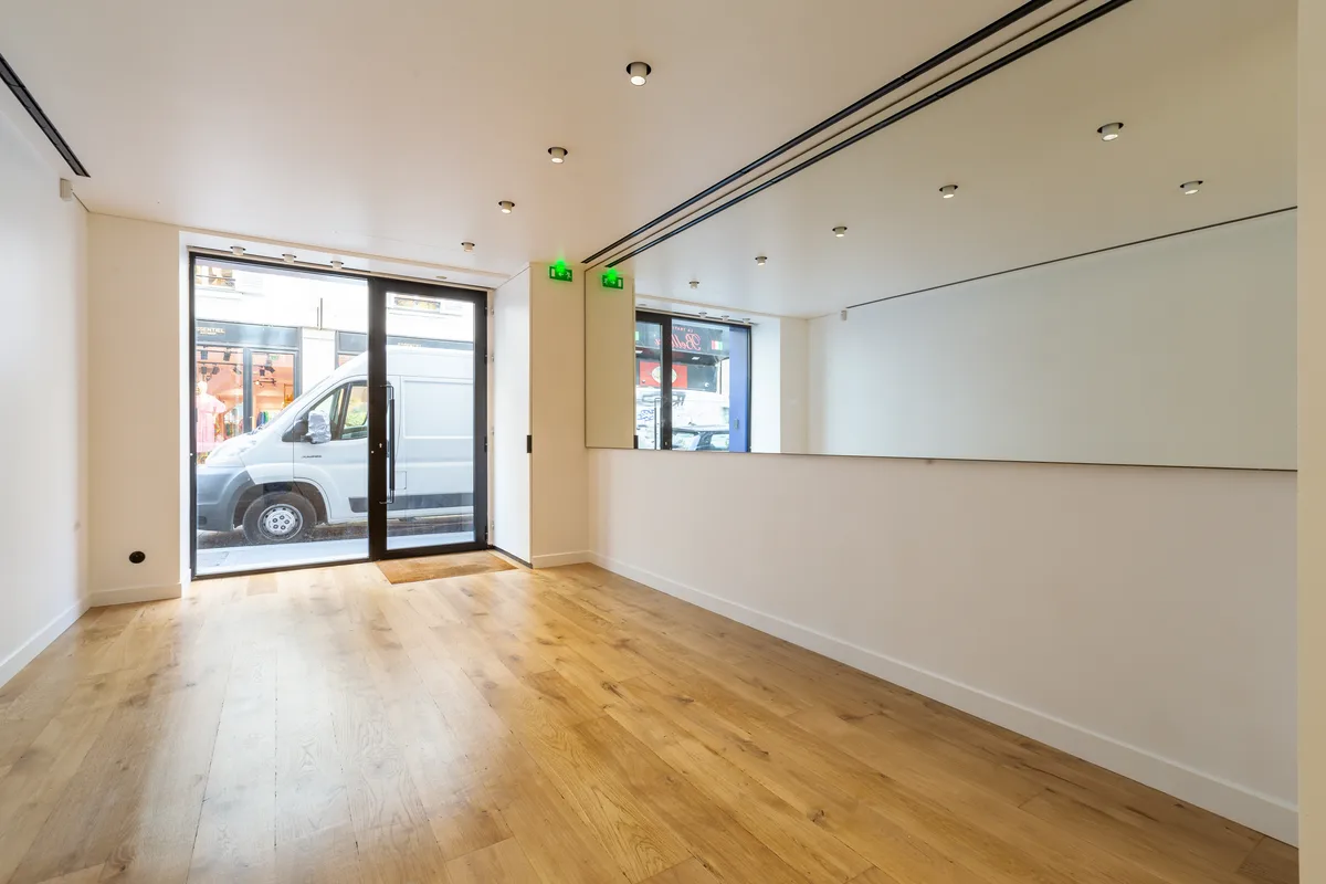 Boutique with Natural Light on Rue Saint-Honoré, 50 sqm, pop up store in Paris, interior view