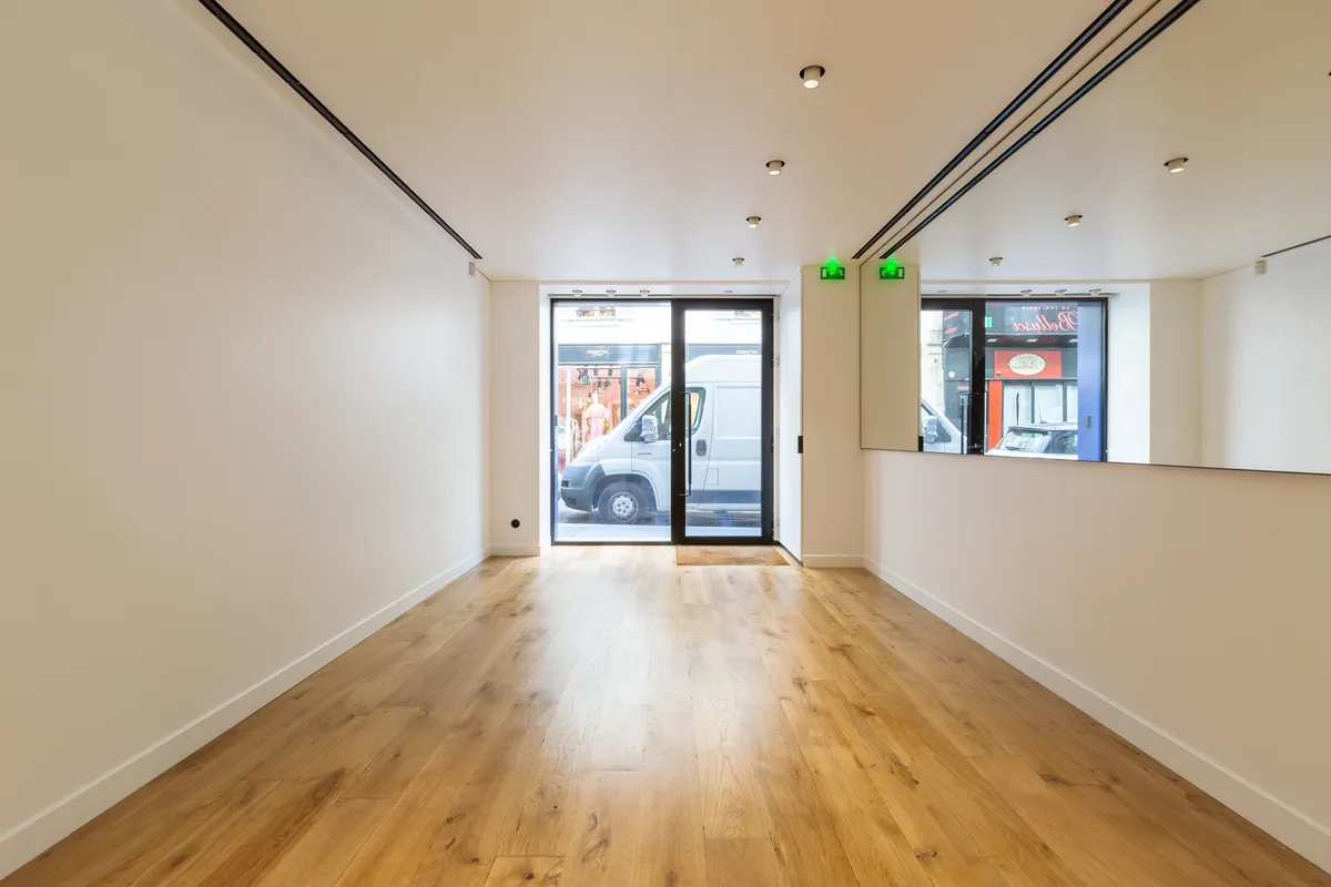 Boutique with Natural Light on Rue Saint-Honoré, 50 sqm, pop up store in Paris, second interior view