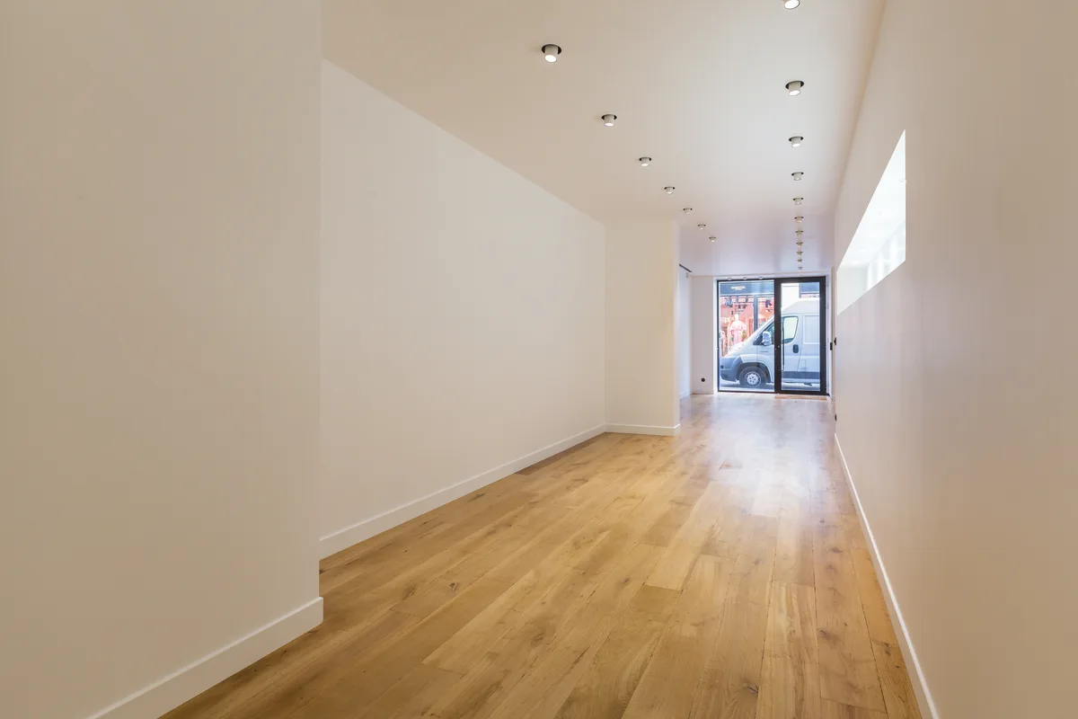 Boutique with Natural Light on Rue Saint-Honoré, 50 sqm, pop up store in Paris, third interior view