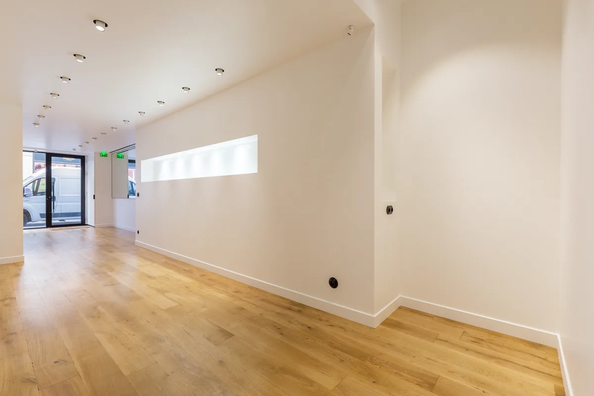 Boutique with Natural Light on Rue Saint-Honoré, 50 sqm, pop up store in Paris, additional interior view