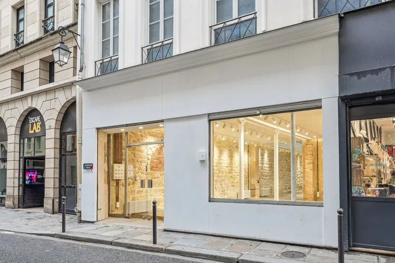 Brick and Stone Space with Glass Roof on Rue du Sentier — 2