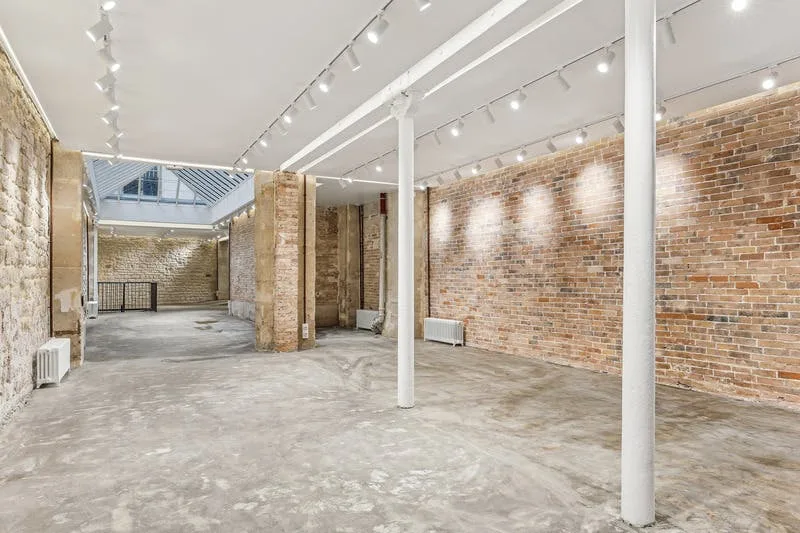 Brick and Stone Space with Glass Roof on Rue du Sentier — 3