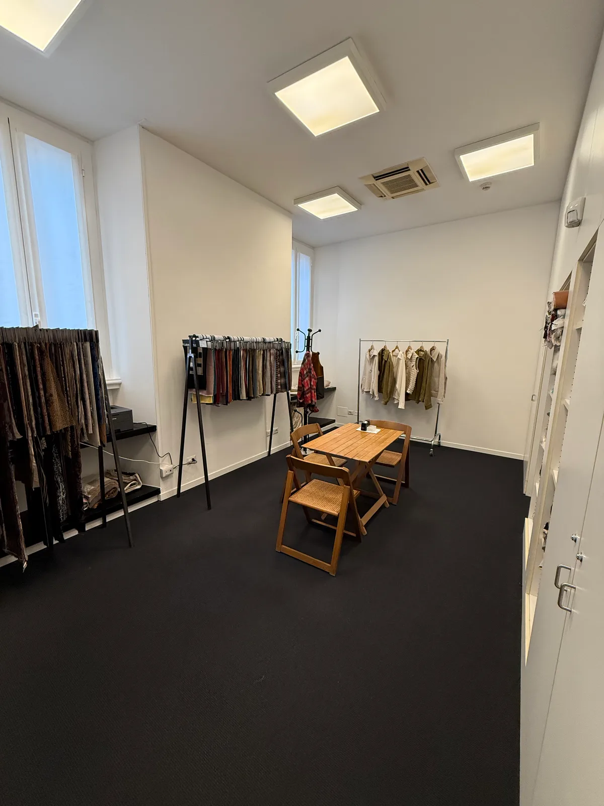 Bright 100 sqm Showroom with High Ceilings in Tortona, pop-up rental in Milano, third interior view