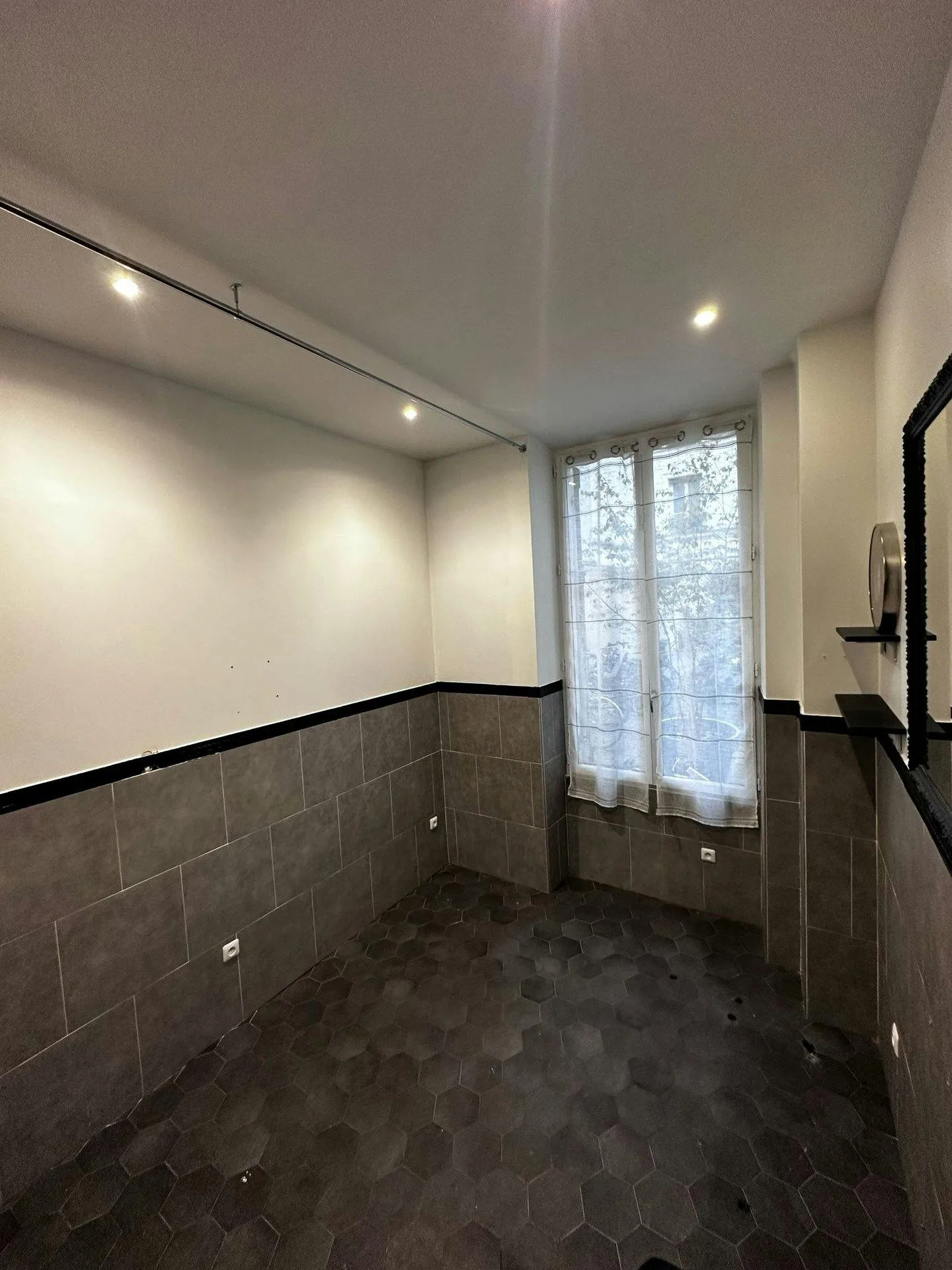 Bright 40 sqm Multi-Purpose Space on Boulevard Diderot, Paris — 2