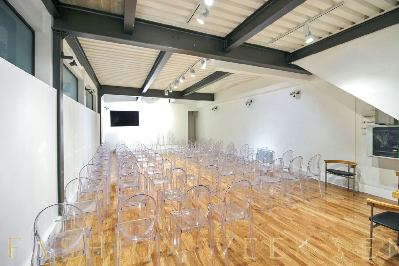 Bright 90 m² Open Space in a Historic Courtyard, showroom presentation, pop-up rental in Paris, second interior view