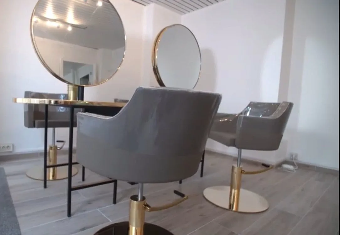 Bright and Modern Salon in Levallois-Perret