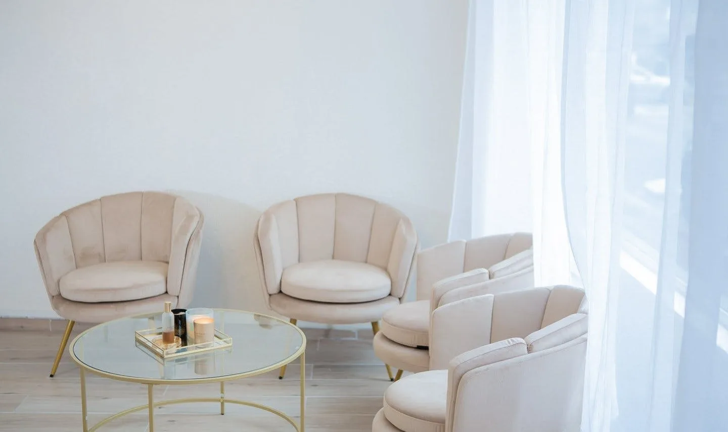 Bright and Modern Salon in Levallois-Perret — 3