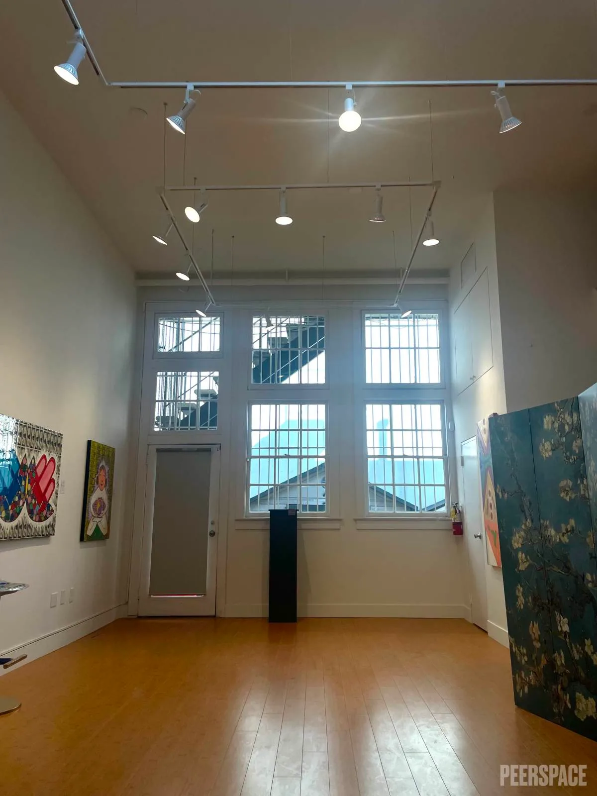 Bright Art Gallery in Santa Monica with Flexible Space, 121 sqm, art exhibition, pop-up rental, interior view